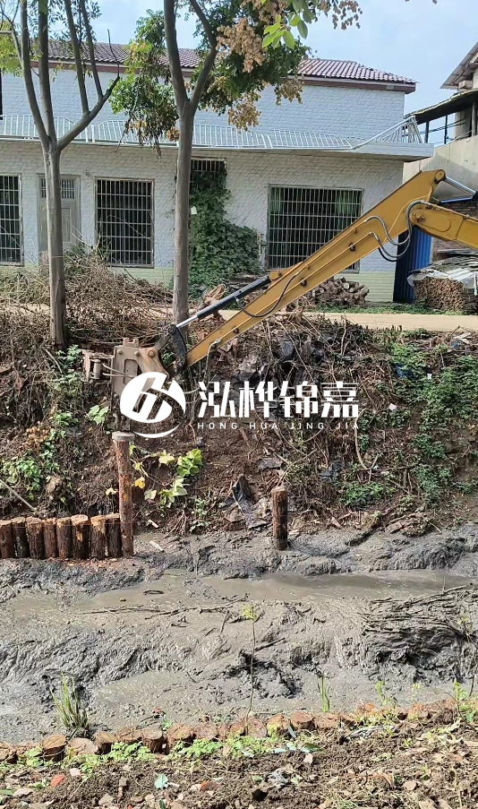 三明挖機打木樁專業(yè)施工-河道邊打木樁如何防止木樁傾斜？