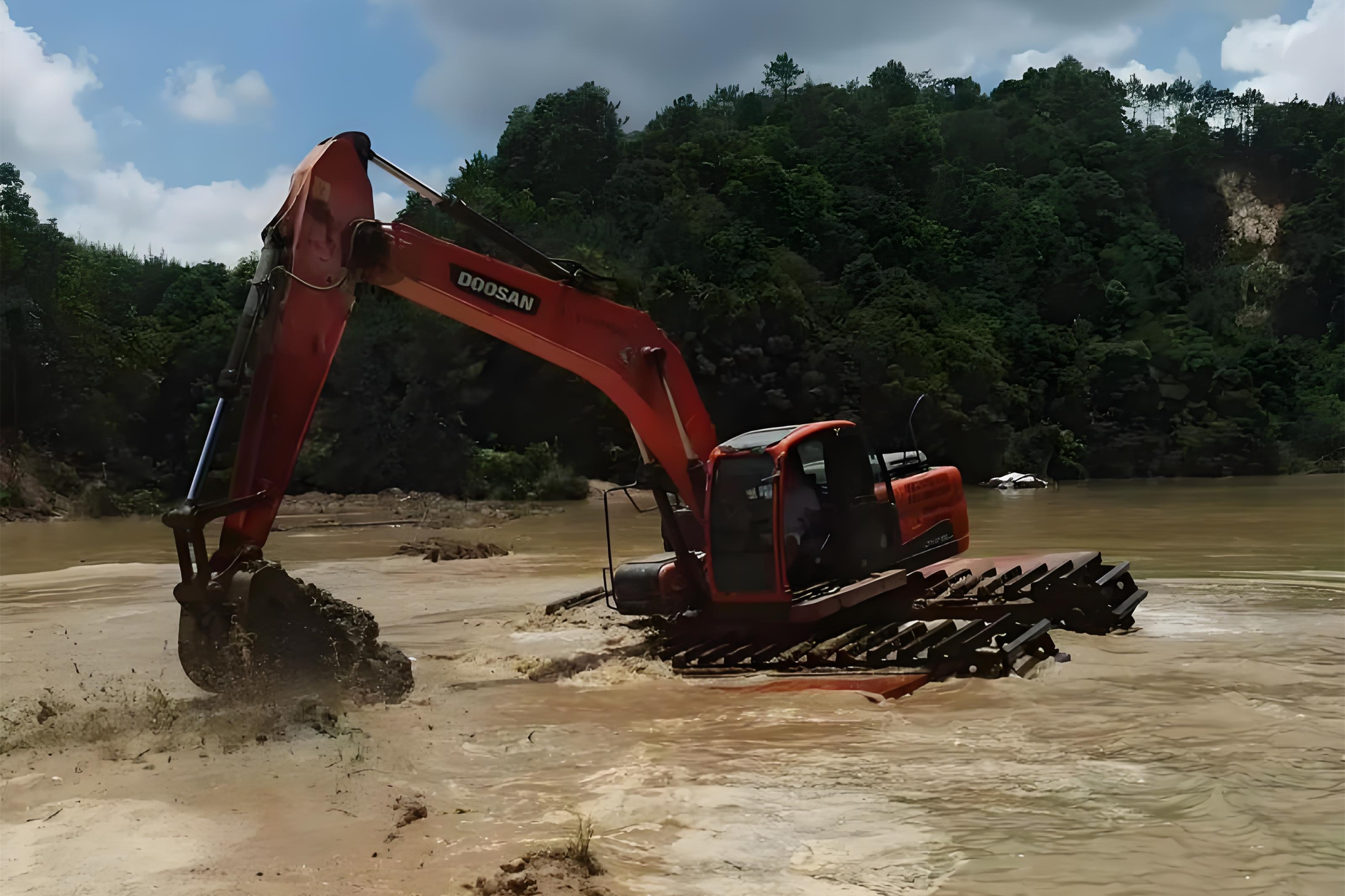 浙江杭州挖機清淤施工隊-沼澤地清淤需要先排水嗎？